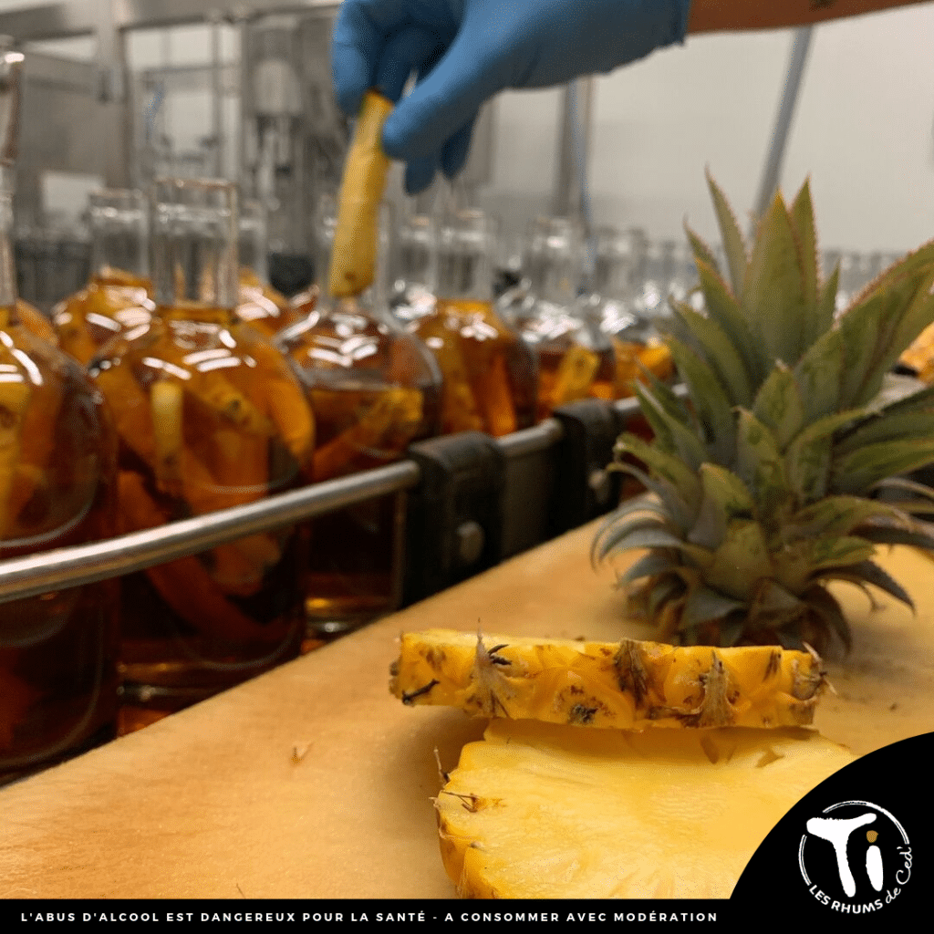 Nouveauté 2019 : Ti Ced' Ananas Caramel Beurre Salé avec un ananas Victoria de la Réunion découpé au couteau et mis en bouteille à la main.