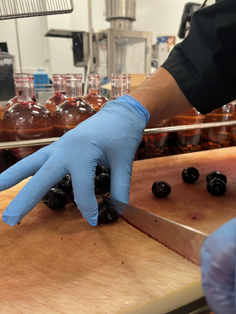 Réalisée cet été, la recette bénéfice d'un savoir-faire 100% artisanal avec une découpe au couteau & une mise en bouteille à la main de fruits récoltés à maturité naturelle.