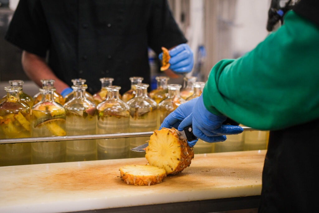 Découpe de fruits de saison faite à la main et mise en bouteille de façon artisanale